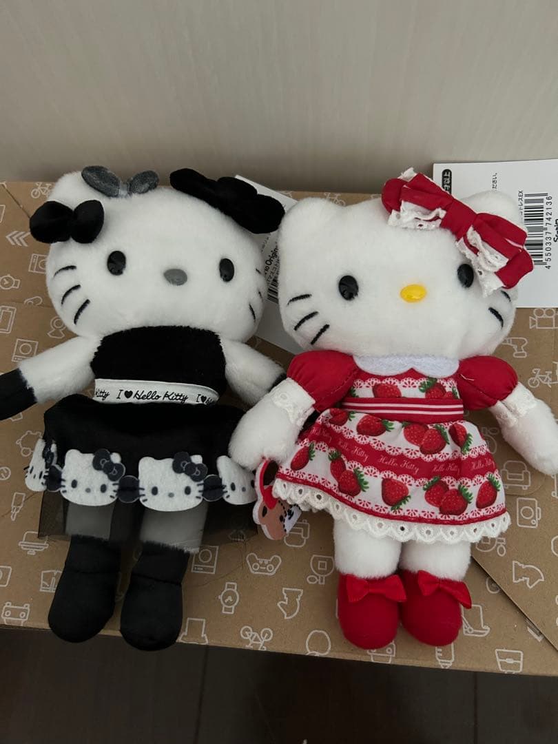 ハローキティ展　キティマスコットキーホルダー モノトーンドレス いちごドレス