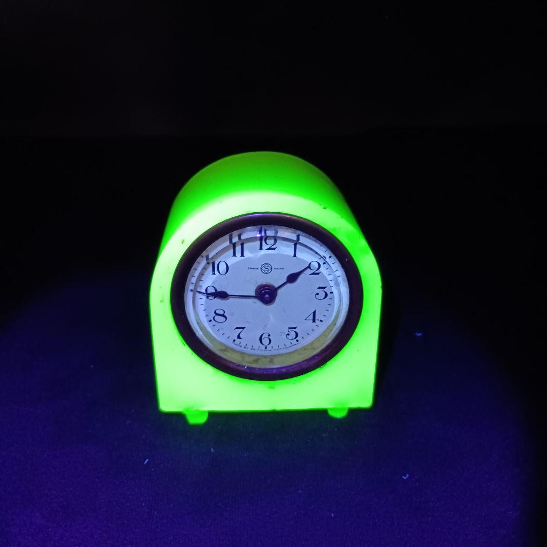 ウランガラス　置時計　ゼンマイ式　レトロ　グリーン【動作確認済み】