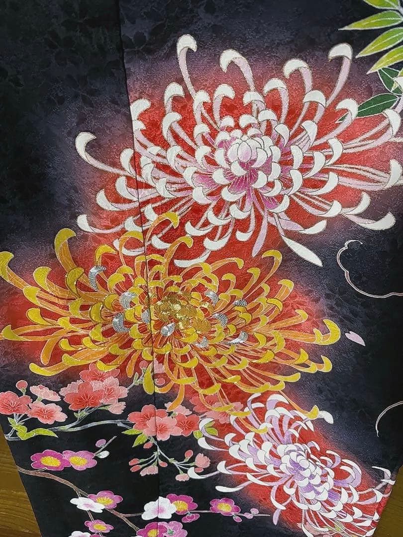 引き振袖　手描き友禅の黒に、乱菊と藤の花が咲き誇る作家物のお引きずり　花嫁衣装