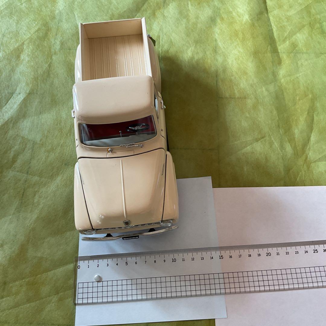 1963年モデル クリーム色ミニカー