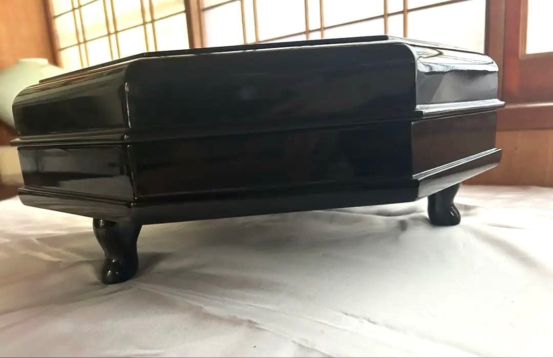 八角トゥンダーブン（東道盆）　琉球漆器