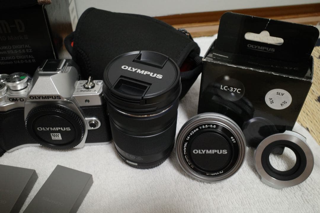 OLYMPUS OM-D E-M10 Mark III ボディ+周辺アクセサリー