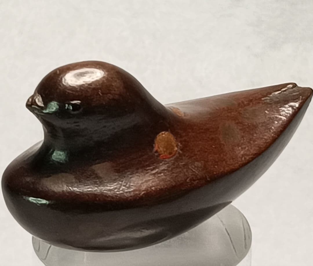 柘植彫 象嵌 根付「花筏 図 水鳥 と 桜の花びら 」 無銘だが名品