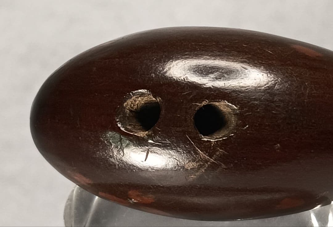 柘植彫 象嵌 根付「花筏 図 水鳥 と 桜の花びら 」 無銘だが名品