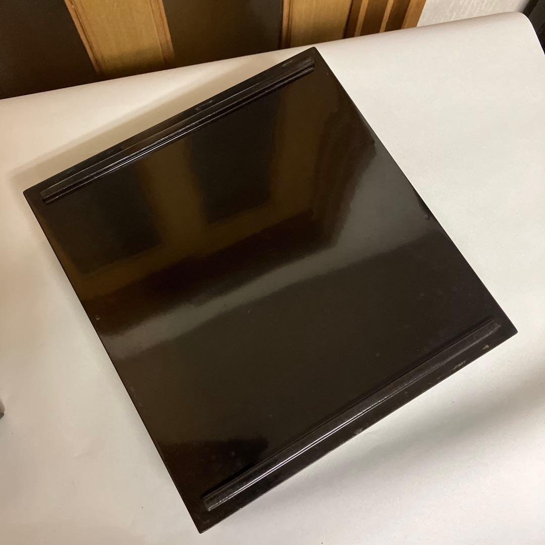 金縁黒内朱塗りのハ寸五段重箱と蓋二枚／金縁黒内朱塗りの重臺（じゅうだい）一個