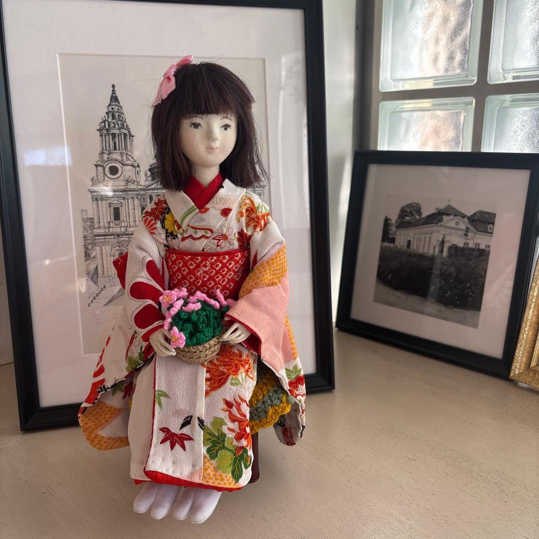 ㉑和服を着た人形 花のバスケット付き