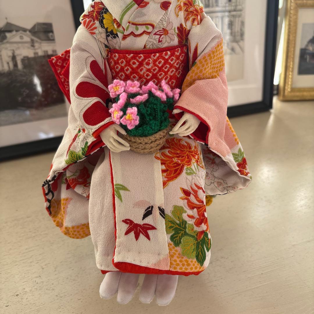 ㉑和服を着た人形 花のバスケット付き