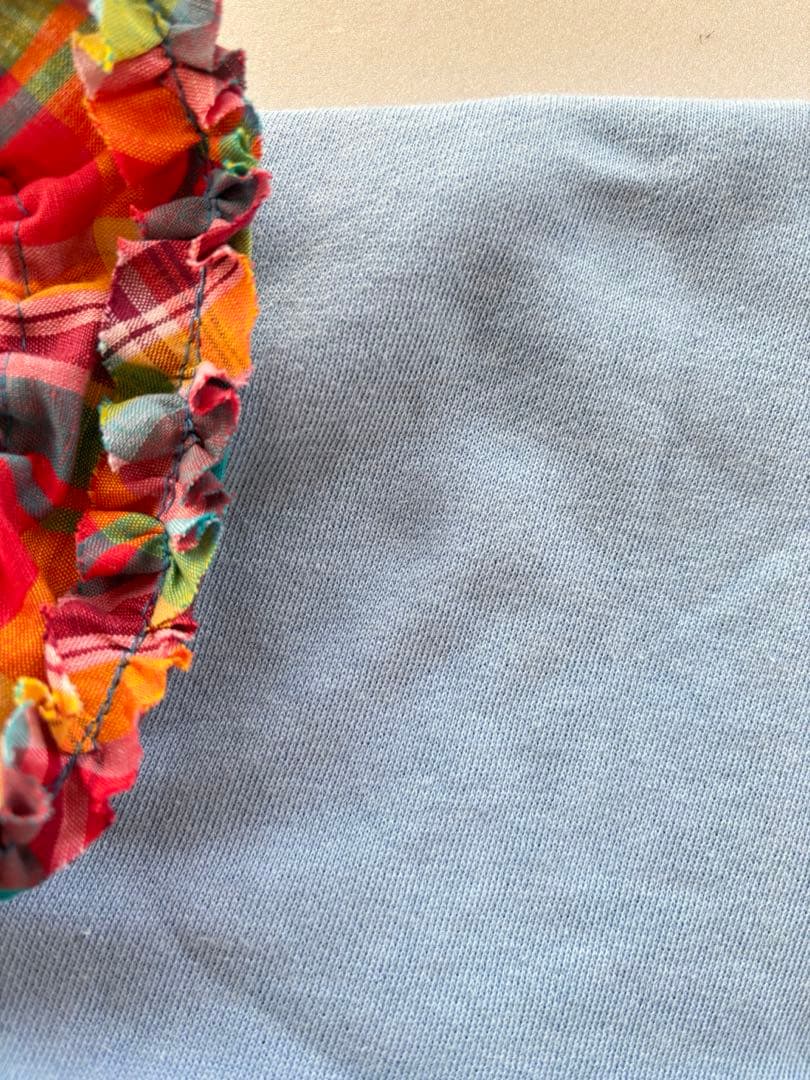 背中フリルの服