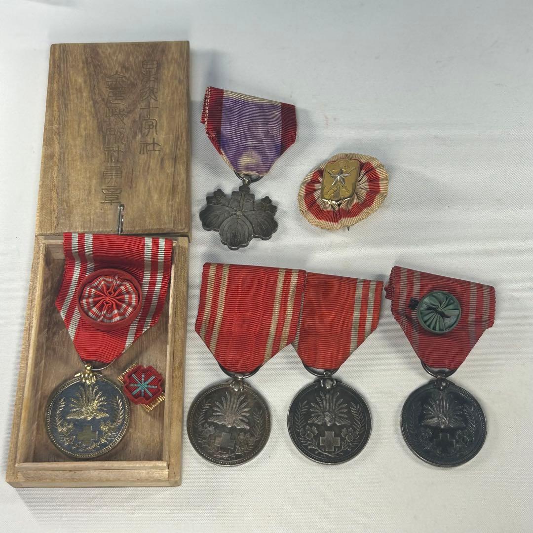 日本赤十字社 金色特別社員章メダル4枚　勲8等白色桐葉章　帝国在郷軍人会バッチ