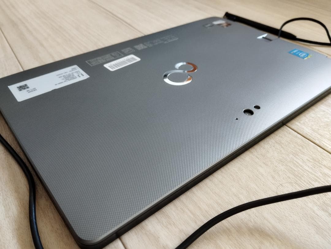 Fujitsu タブレット（モデル不明 / Windows 搭載）