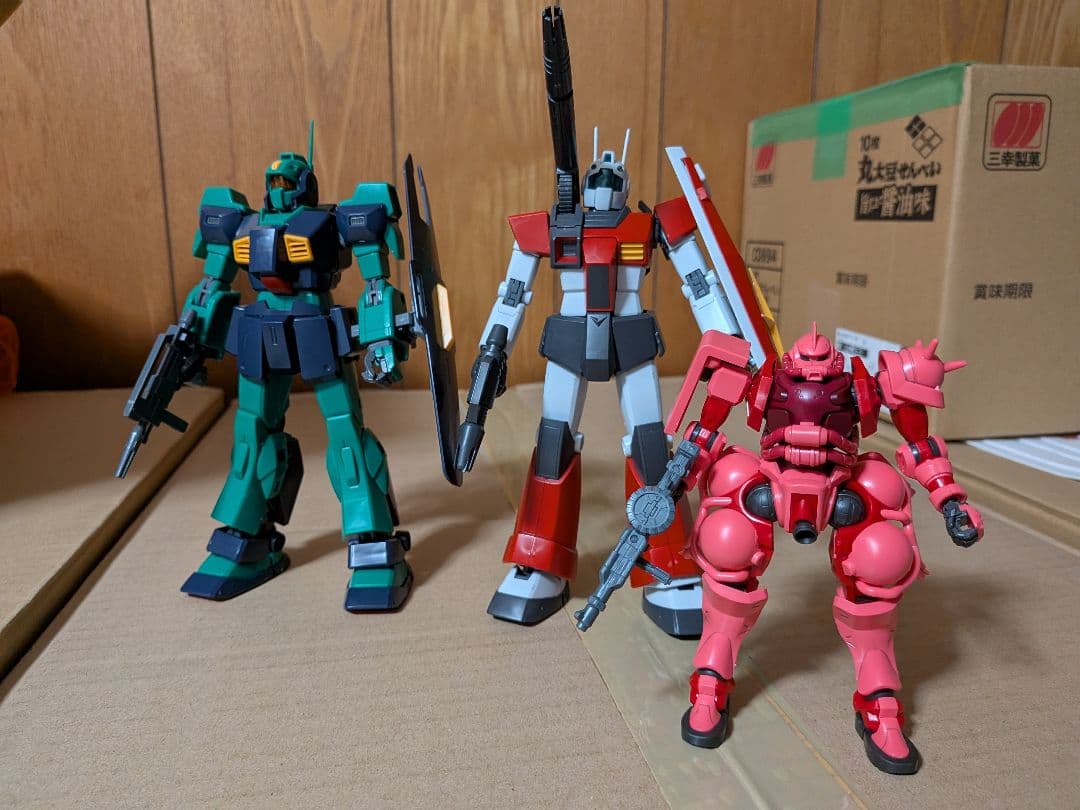 ガンプラ HG、MG×3 まとめ売り＋アクションベース×2 セット。※おまけ付き