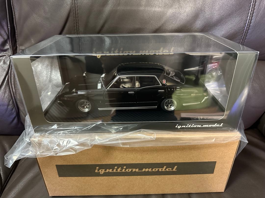1/18 イグニッションモデル 330 セドリック 黒 ignition
