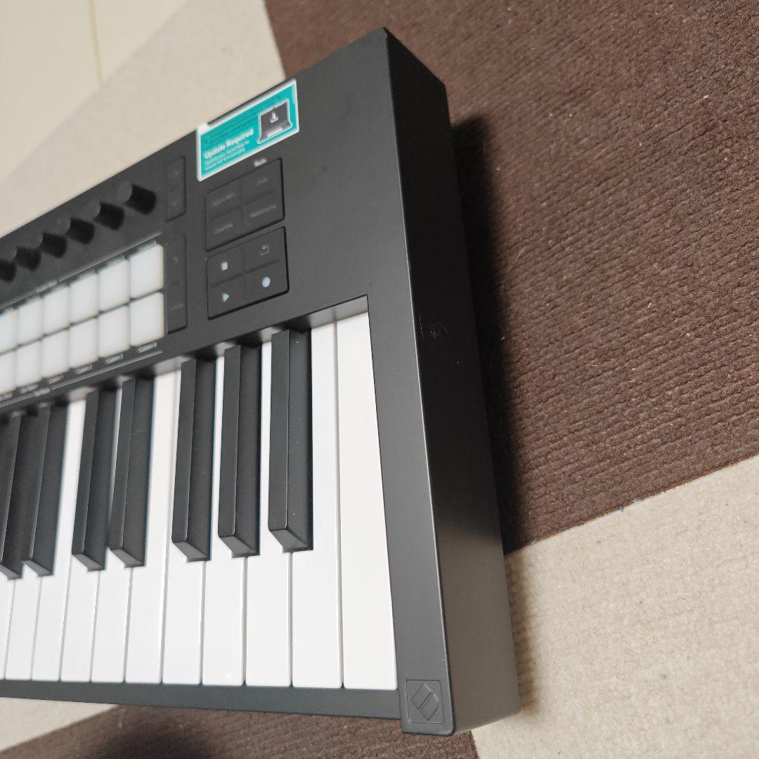 Launchkey 49 MIDIキーボード