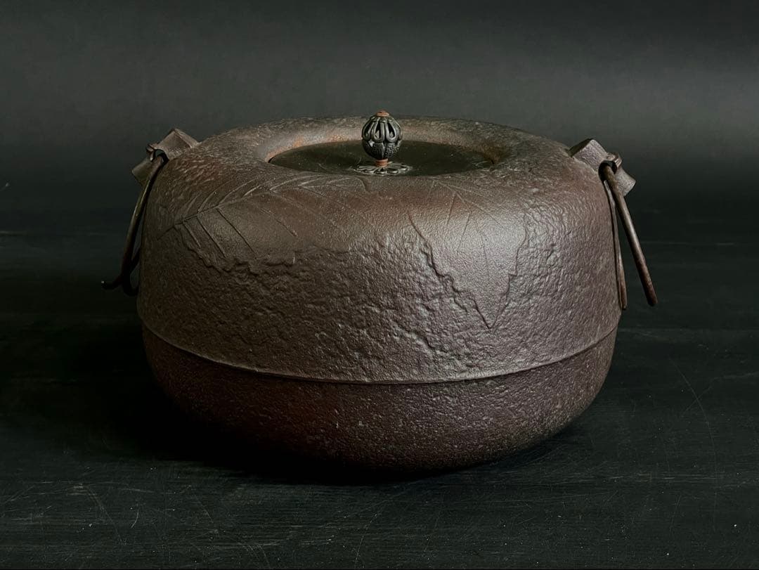 「母」 柏釜 釜師 政光 釜鐶 共箱 黄布 炉釜 茶道具 （109あ）