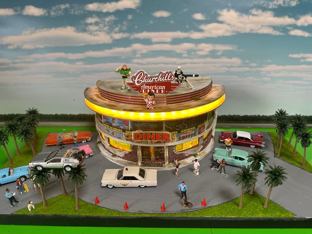 ハンドメイドジオラマ　 アメリカンダイナー 1/６４ミニカー7台＆フィギュア付き