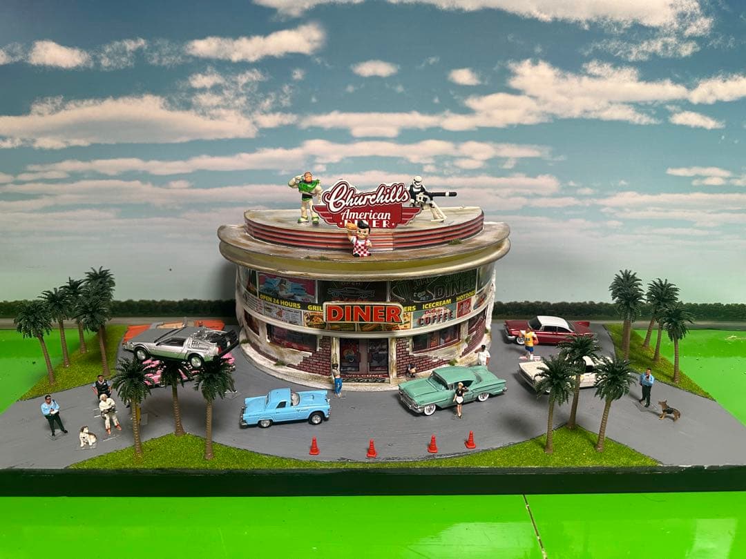 ハンドメイドジオラマ　 アメリカンダイナー 1/６４ミニカー7台＆フィギュア付き