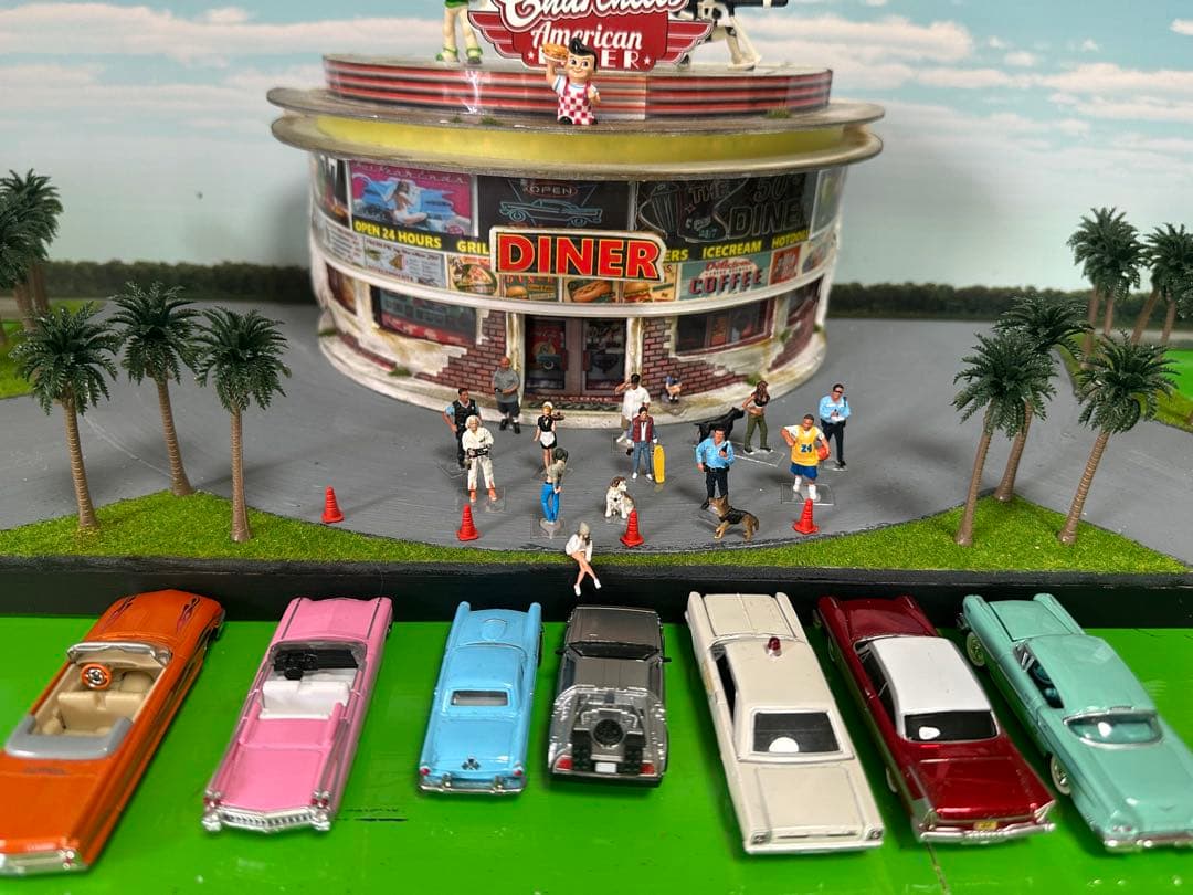 ハンドメイドジオラマ　 アメリカンダイナー 1/６４ミニカー7台＆フィギュア付き