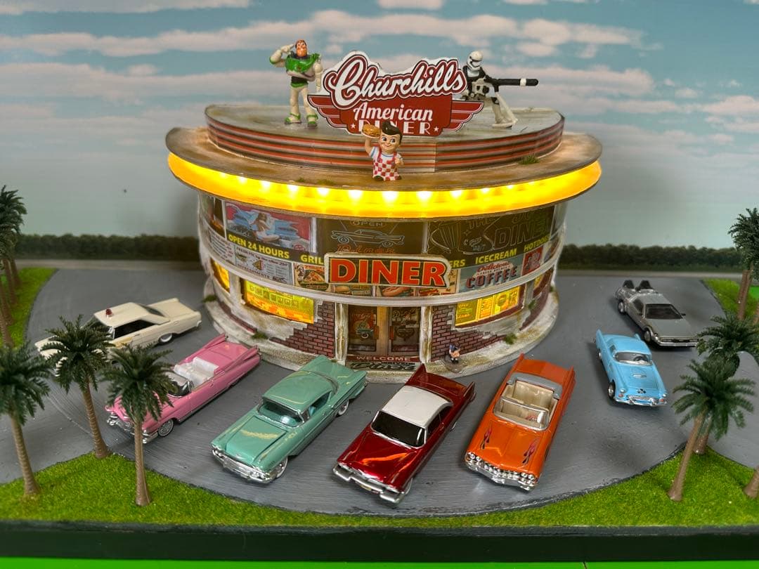 ハンドメイドジオラマ　 アメリカンダイナー 1/６４ミニカー7台＆フィギュア付き