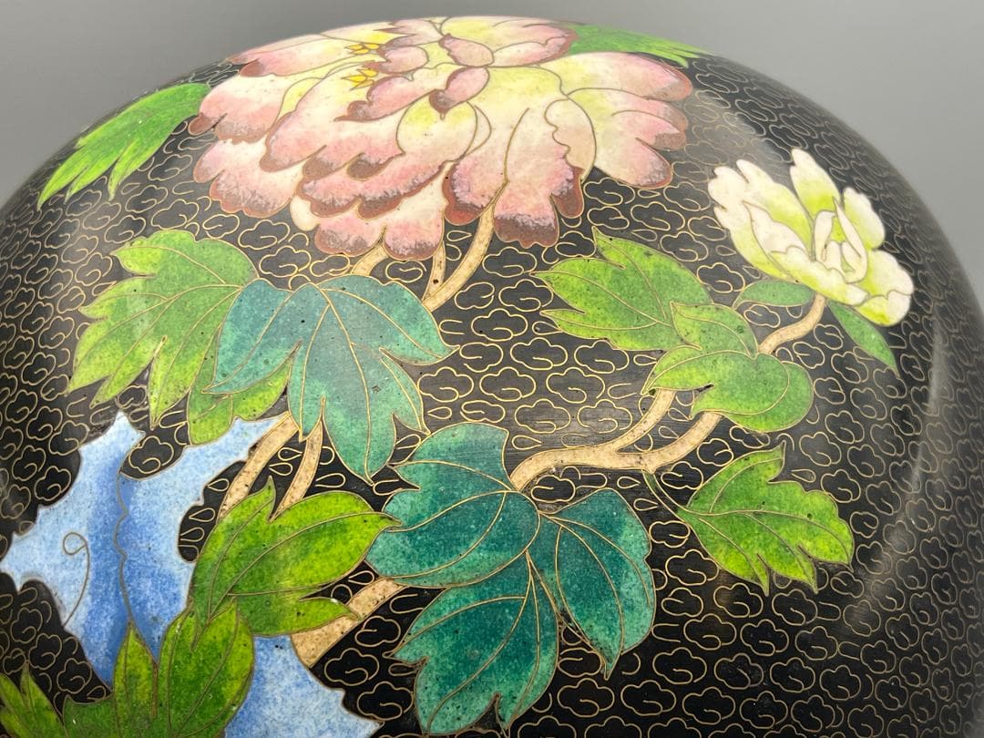 黒エナメル七宝焼き　真鍮製　大花瓶　花蝶図　重量約1996g　中国美術品