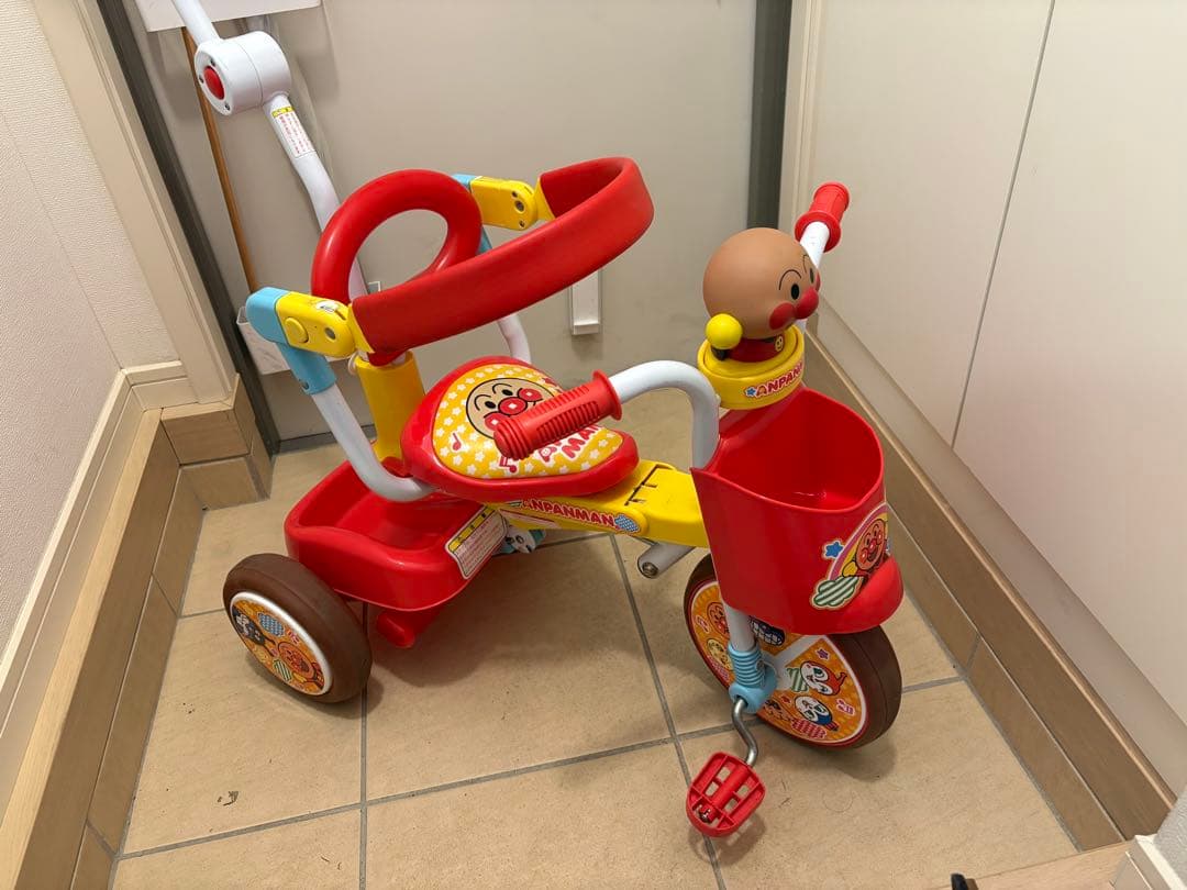 【美品、室内保管】アンパンマン 三輪車 赤