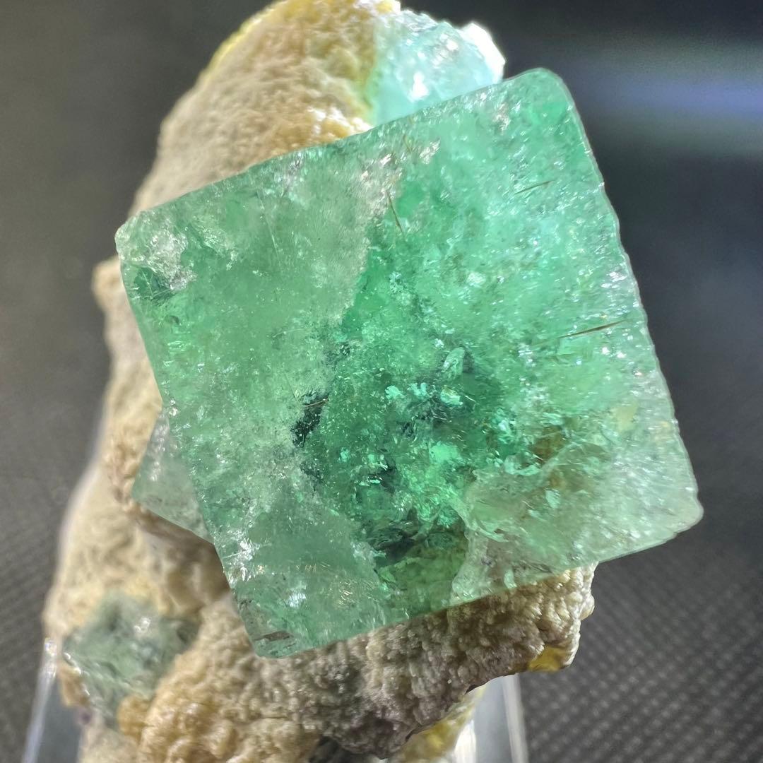 ヤオガンシャン産　バイカラーフローライト　細やかなクラック入り結晶