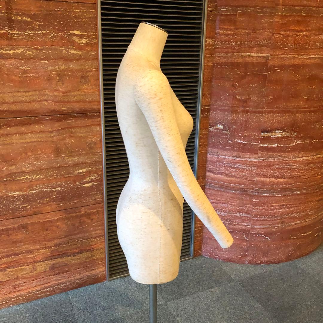 女性用 マネキン トルソー 腕付きタイプ・スタンド付きベージュ