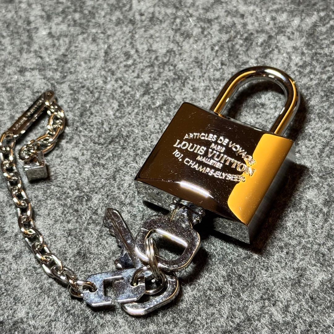 LOUIS VUITTON 南京錠 シルバー チェーン付き