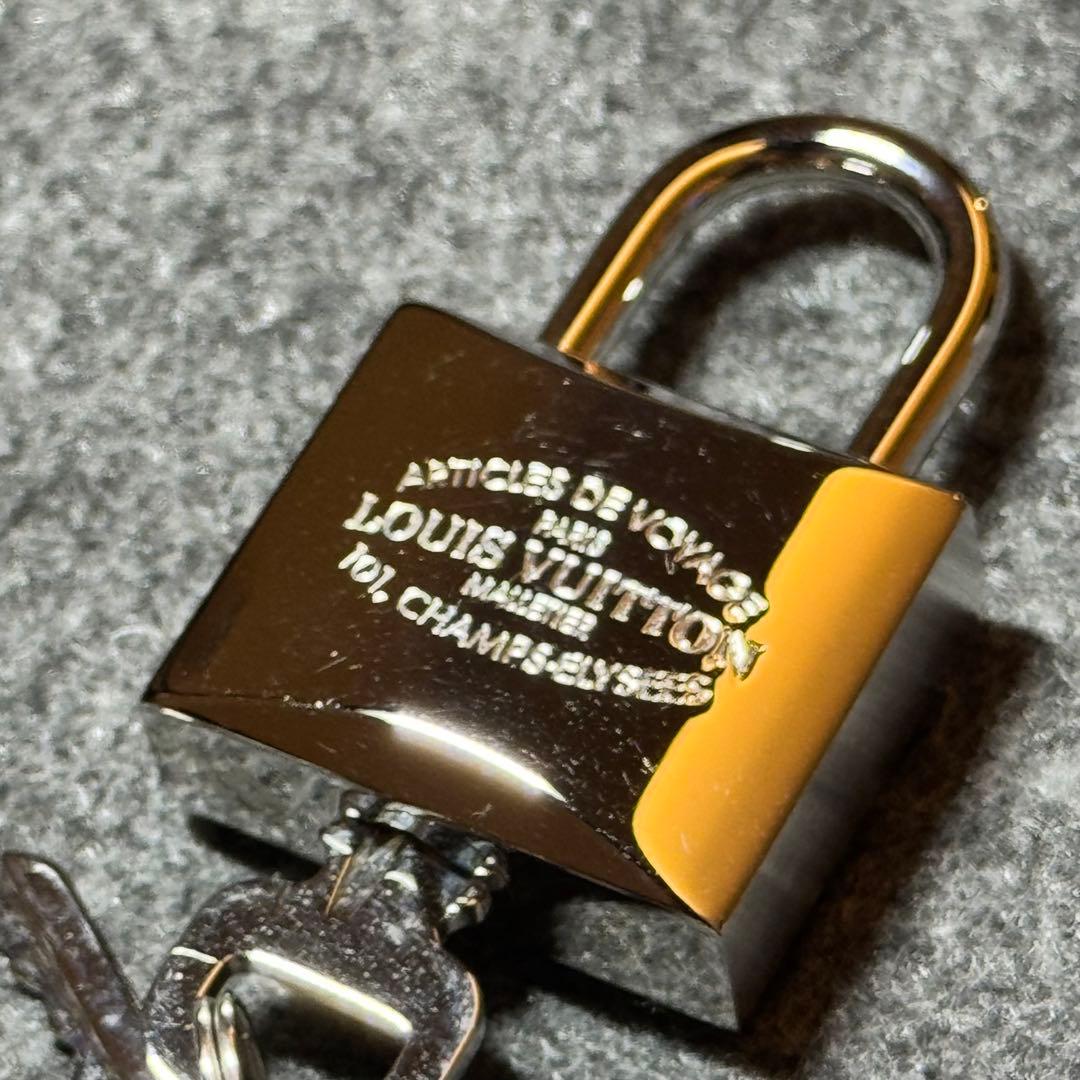 LOUIS VUITTON 南京錠 シルバー チェーン付き