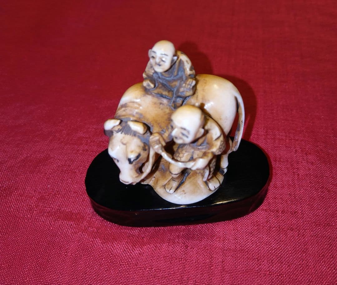 古美術品　牛に乗った僧侶の彫刻