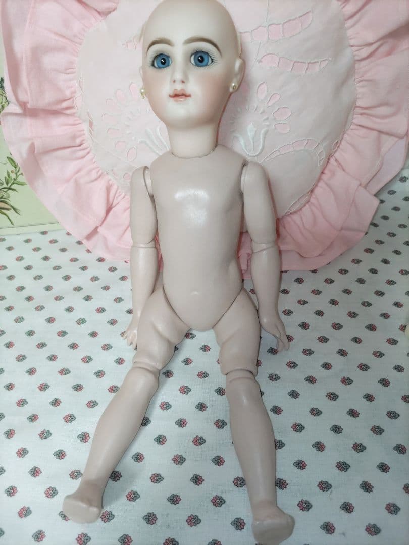 海外作家様ビスクドール約30センチ☆ボディは木製☆可愛いお顔です。