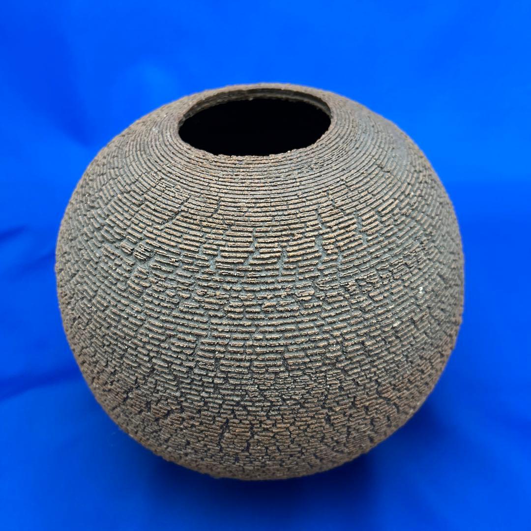 作家作品　テクスチャーのある陶器製球形花瓶