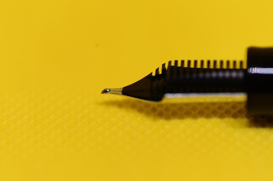 セーラー万年筆　プロフェッショナルギア　長刀研ぎ　中細字　(N-MF)