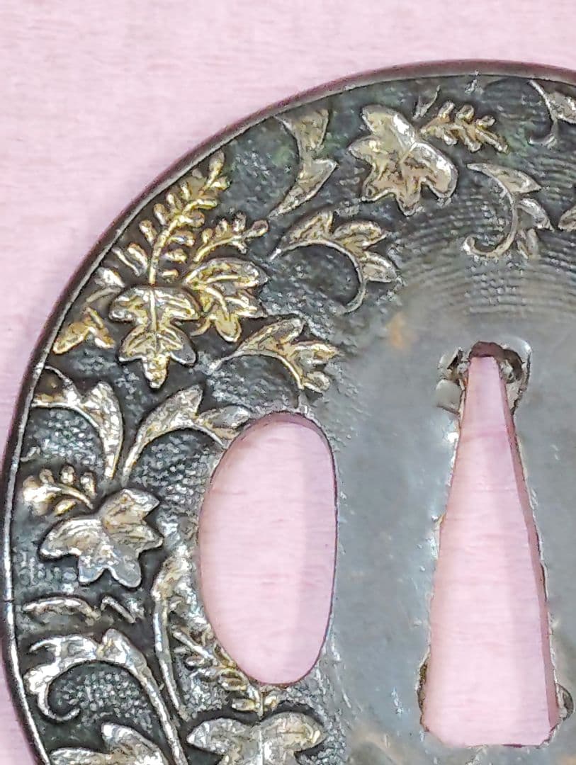 刀装具 鐔 鍔 無銘 銅地 魚々子地 真鍮象嵌 草花文様図 覆輪丸形鐔 時代物