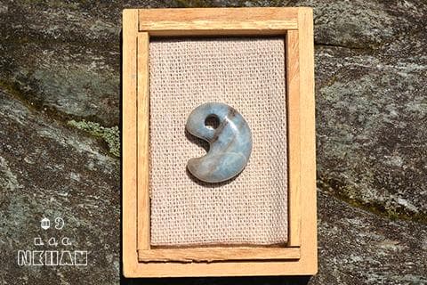 【入りコン沢・青・高品質】糸魚川翡翠輝石・勾玉　約8.1g・2.3cm