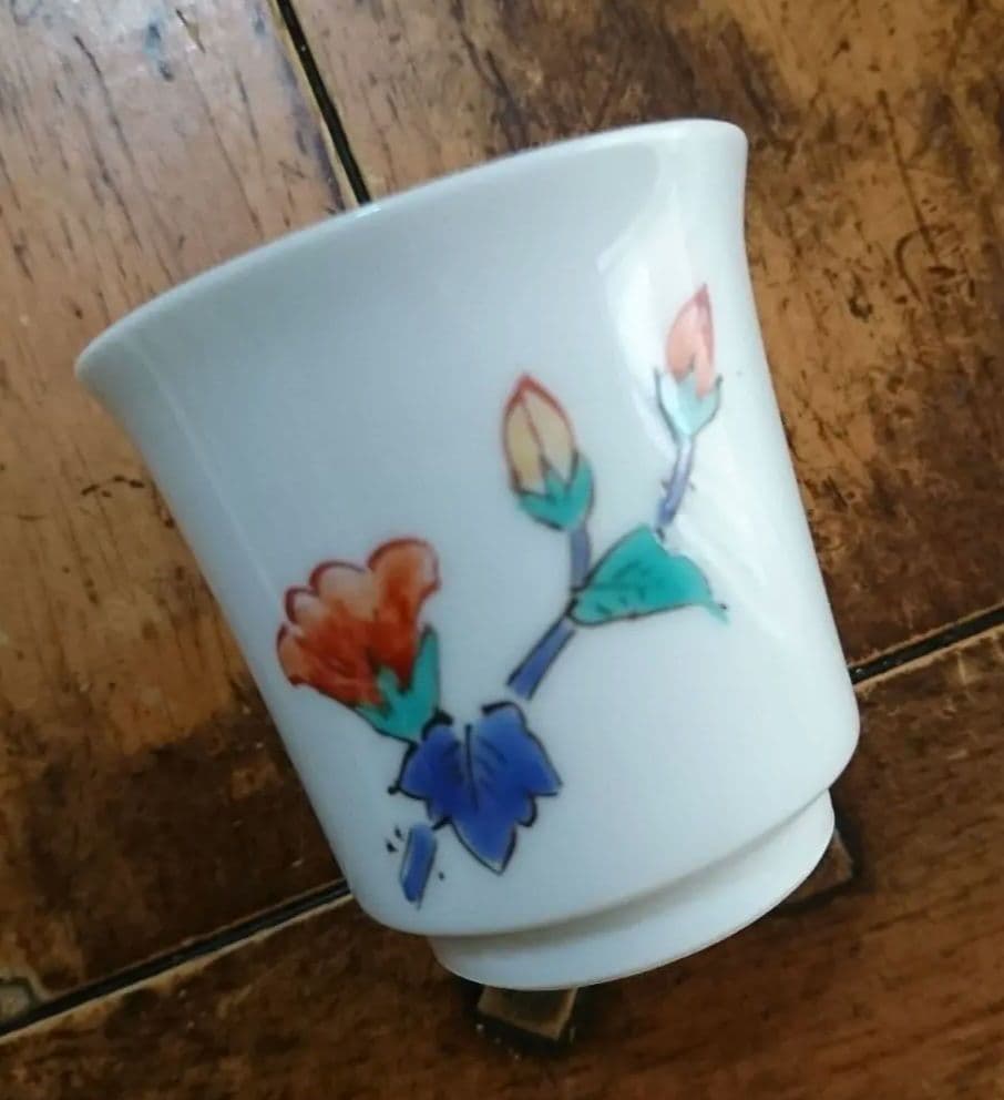 奥川俊右衛門の白磁ぐい呑み 色絵 花紋 二客セットです 桐箱付き