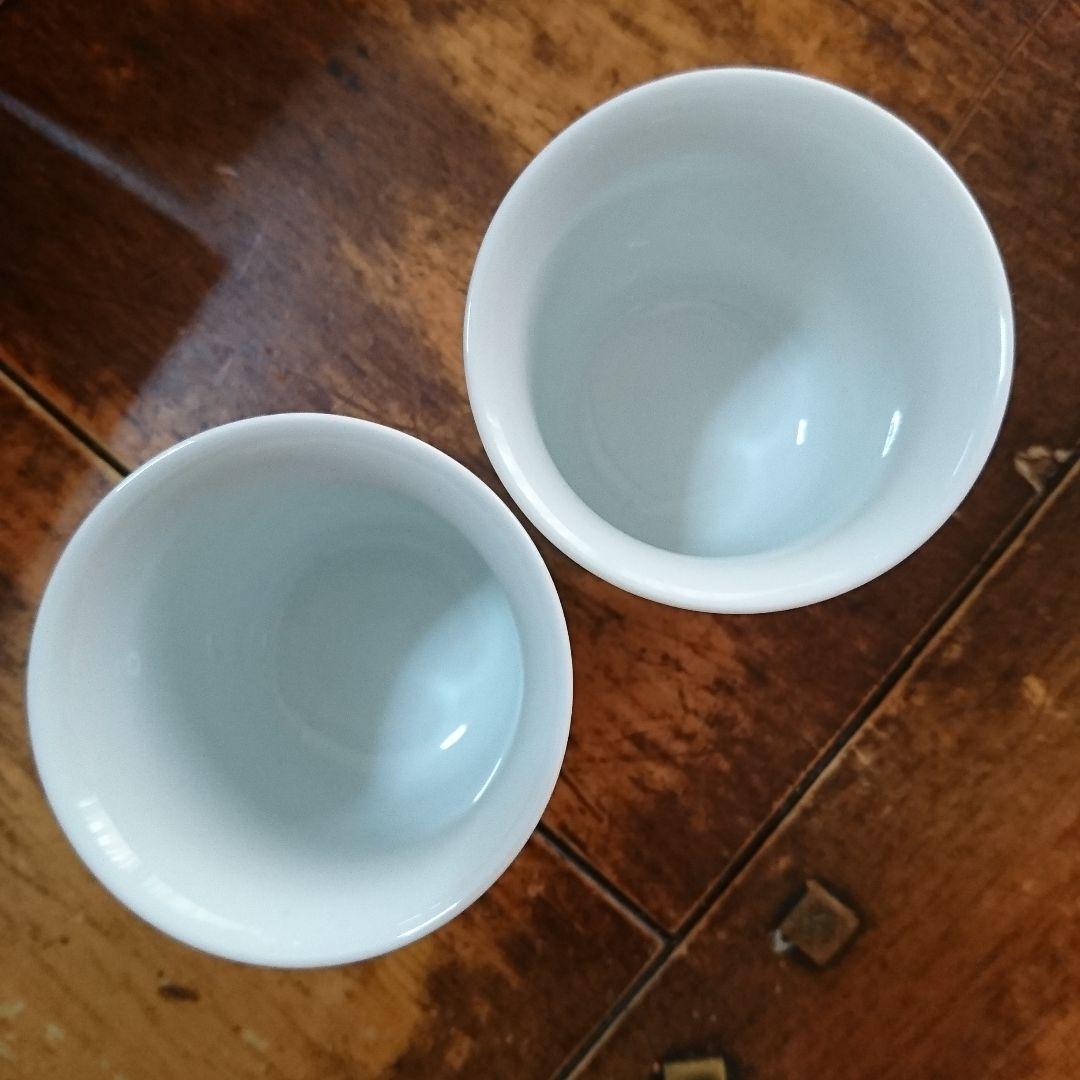 奥川俊右衛門の白磁ぐい呑み 色絵 花紋 二客セットです 桐箱付き