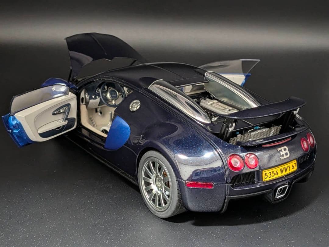オートアート　1/18　ブガッティ・ヴェイロン