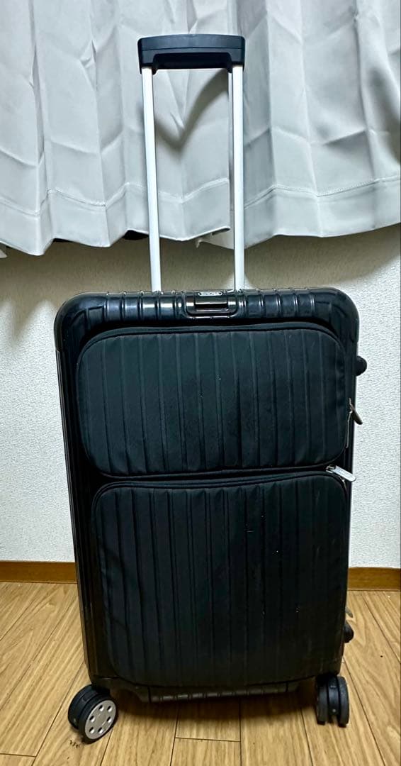 ブラックキャリーケース 4輪　リモワ