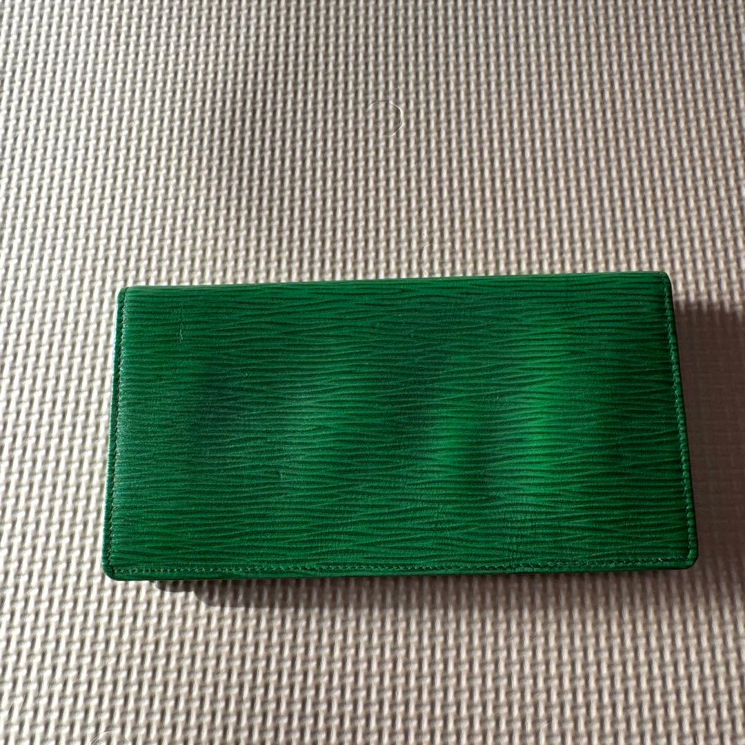 【新品未使用】ルイ・ヴィトン 二つ折り財布 緑