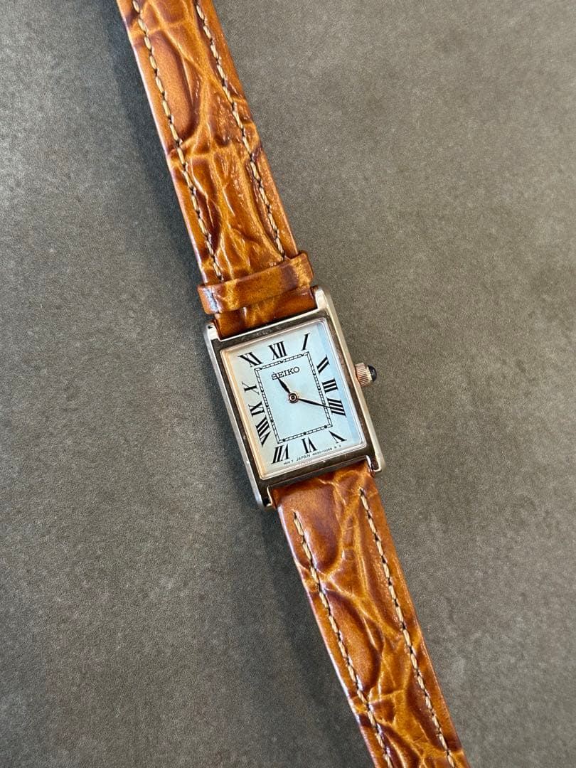 SEIKO レディース スクエア型腕時計 ホワイト文字盤 SSEH006