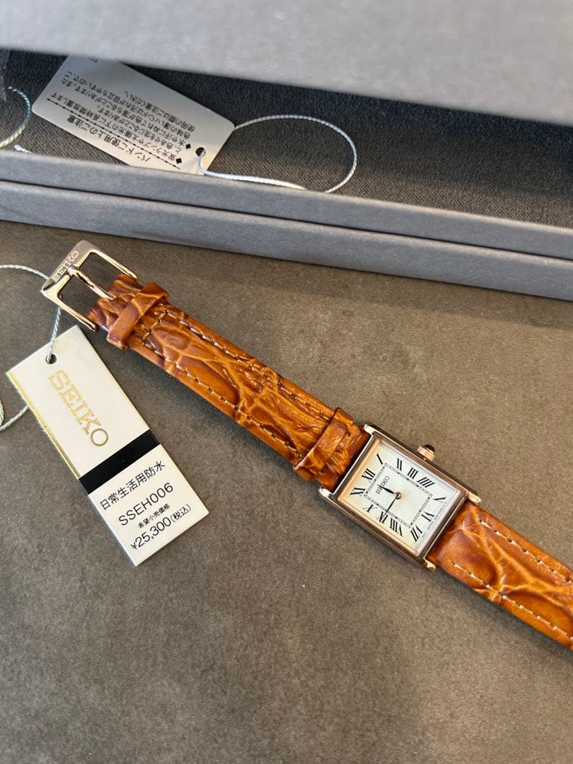 SEIKO レディース スクエア型腕時計 ホワイト文字盤 SSEH006