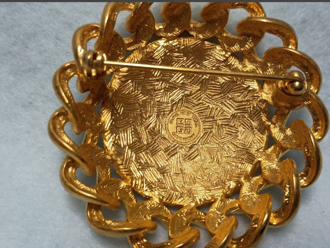 GIVENCHY ジバンシー ブローチ 金色 丸ブローチ