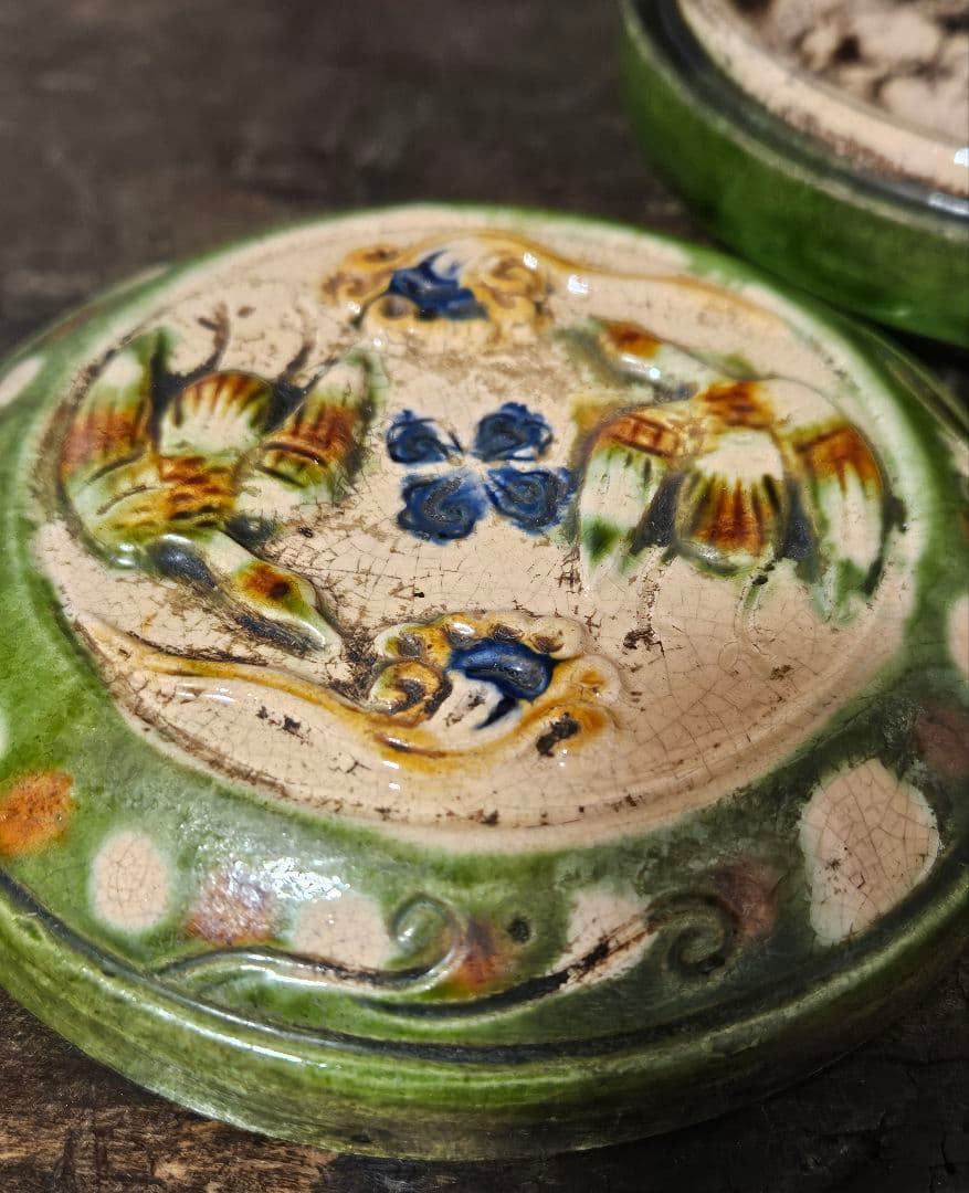 中国古美術　中国古陶磁器　中国古玩　明代　緑交趾　三彩　陽刻浮彫　鳳凰図　香合