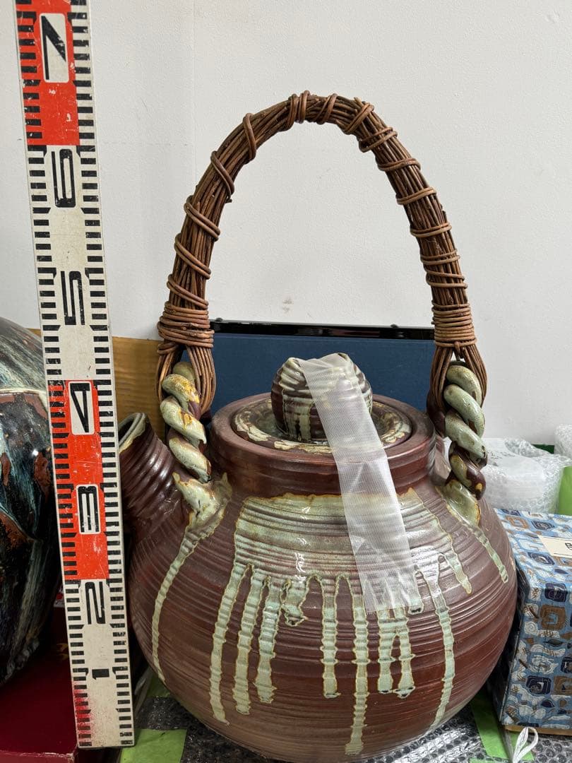 信楽焼　持ち手付き壺