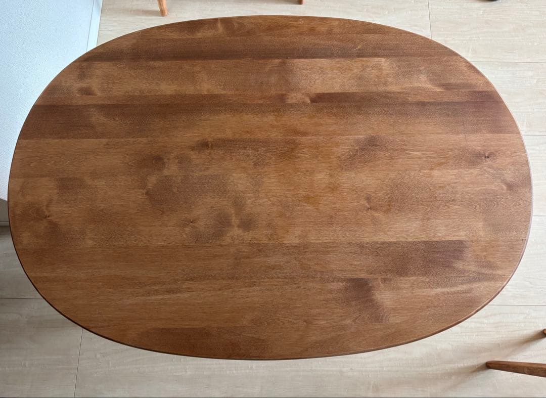 コンパクトなまあるいダイニングテーブル