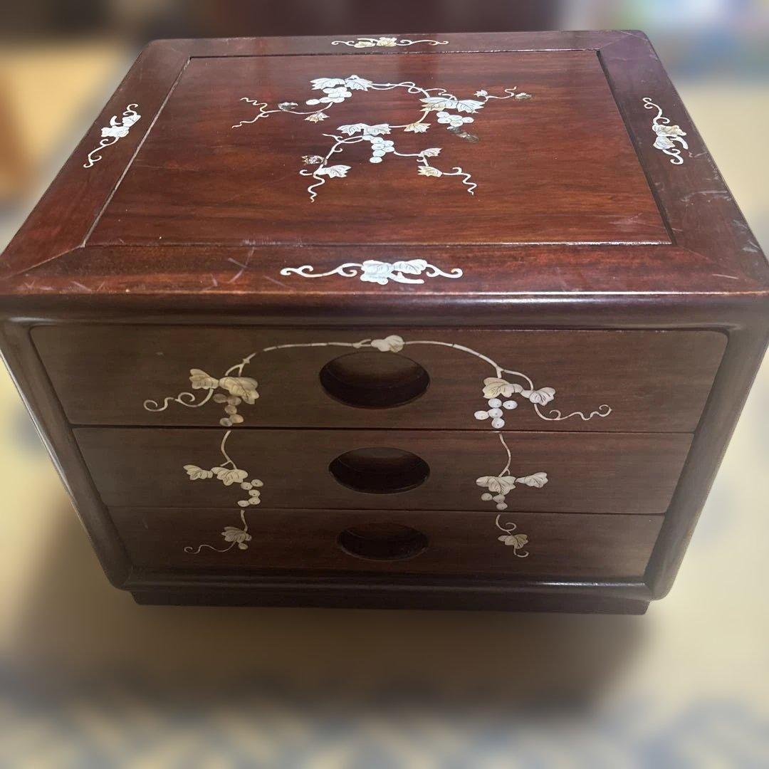 高級銘木 唐木 花梨無垢 螺鈿細工 木製3段小引き出し 箪笥 葡萄装飾 ②