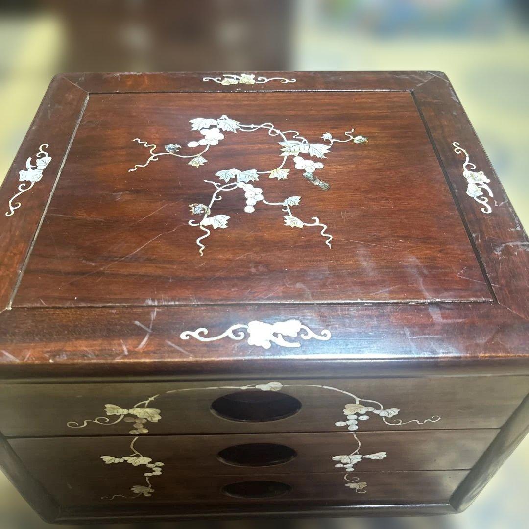 高級銘木 唐木 花梨無垢 螺鈿細工 木製3段小引き出し 箪笥 葡萄装飾 ②