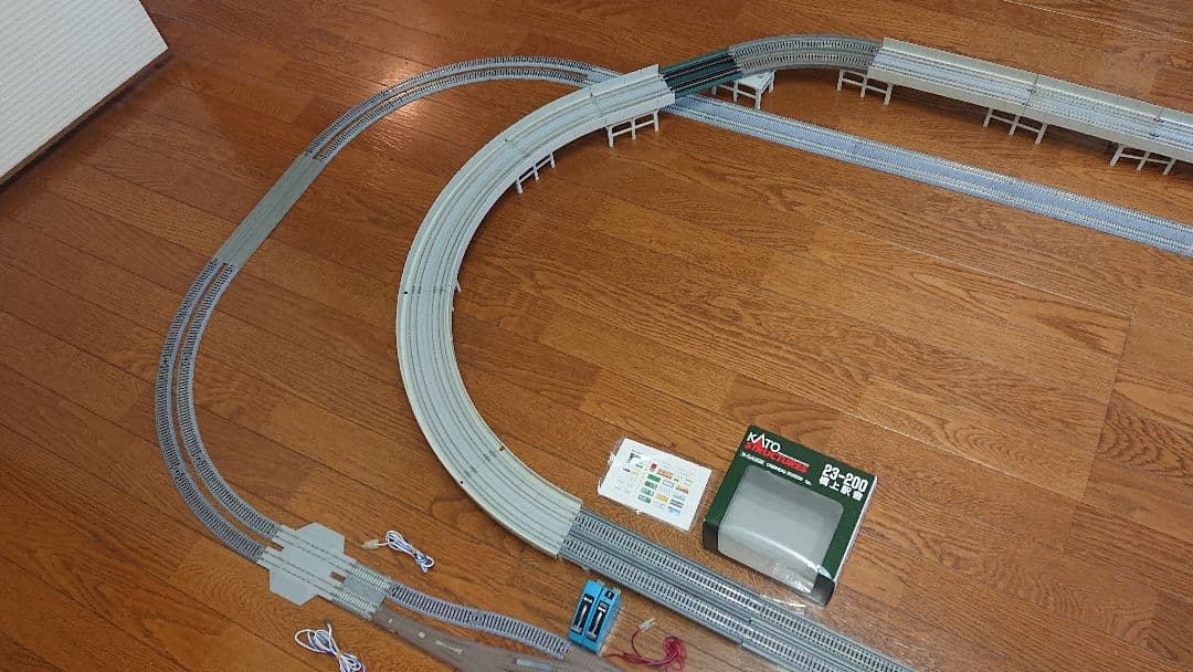 KATO製品 複線レイアウト(立体交差・橋上駅舎)