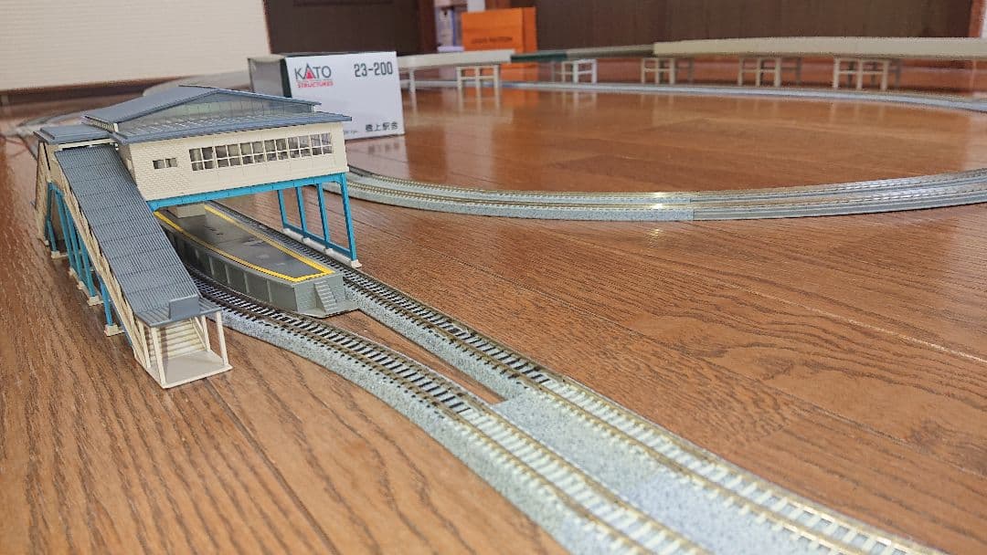 KATO製品 複線レイアウト(立体交差・橋上駅舎)