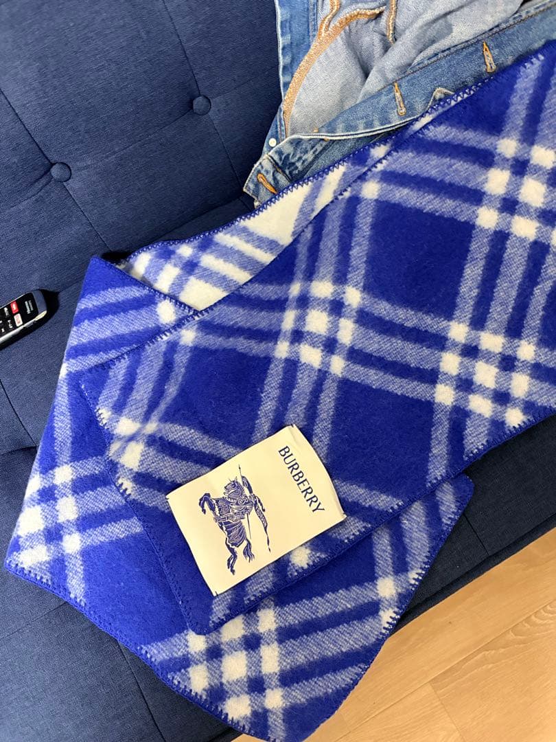BURBERRY 青と白のチェック柄マフラー